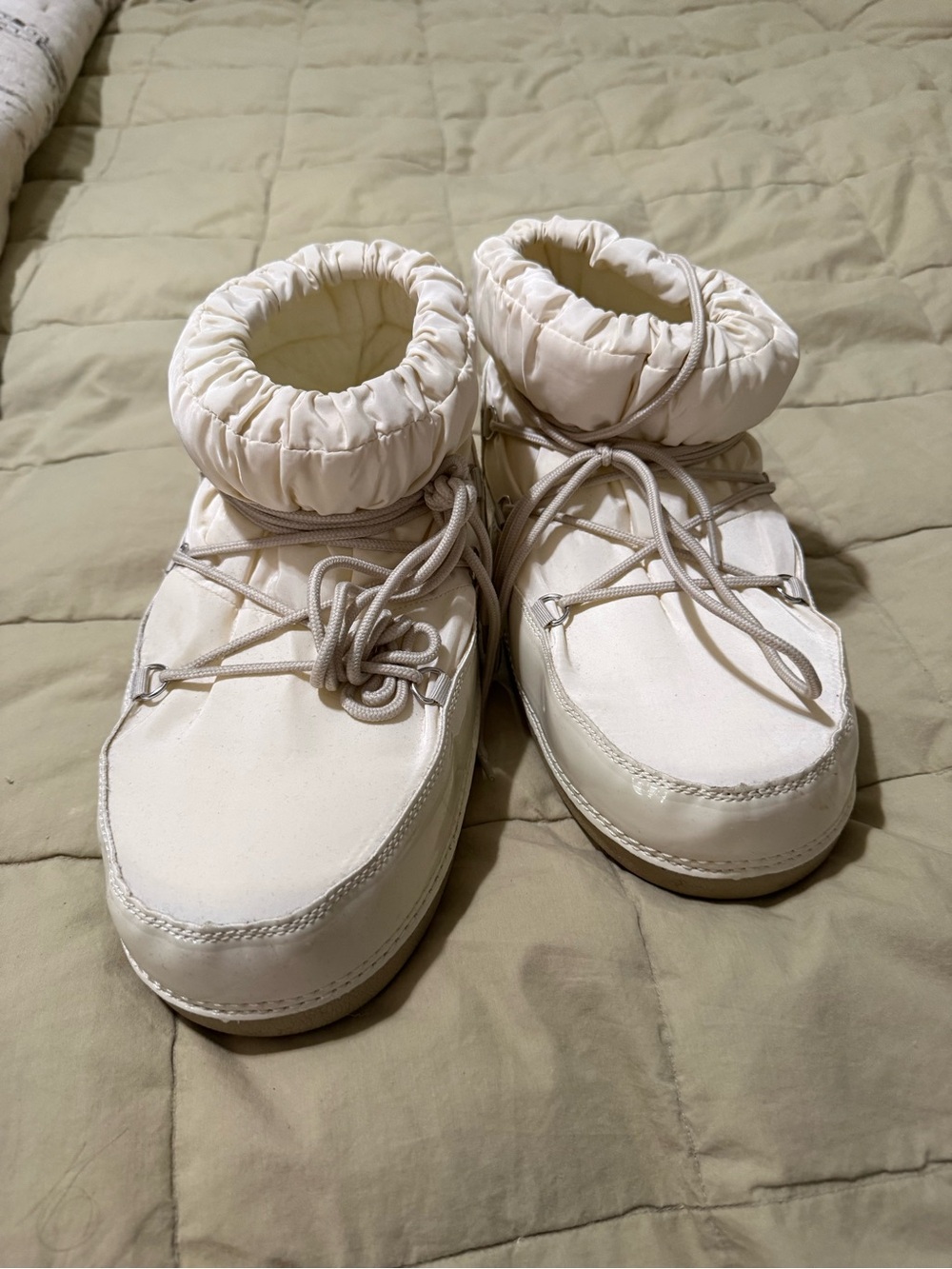 Mickey & Minnie moon boots - women’s 9 - Picture 2 of 3